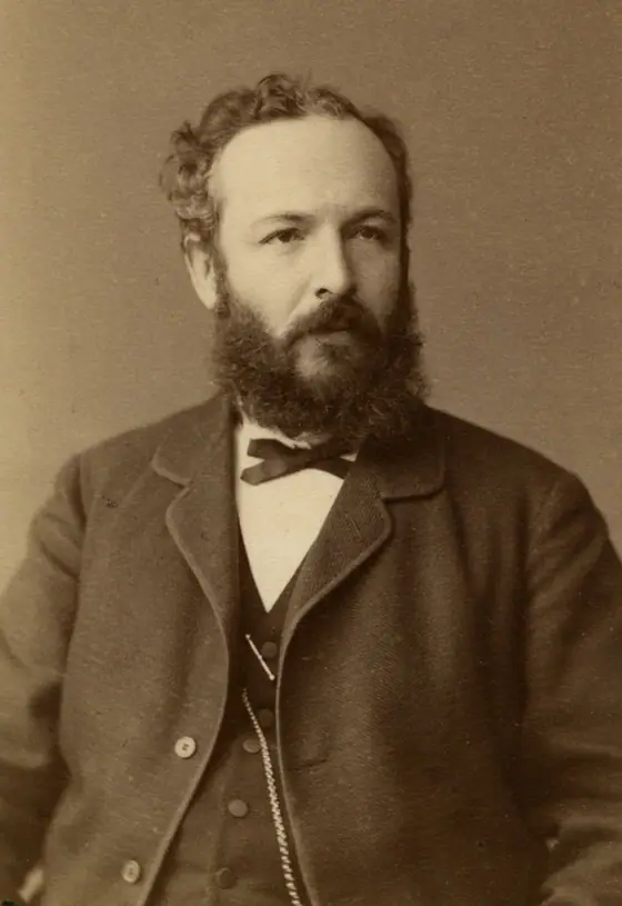 Photographie ancienne d'un homme barbu en costume.