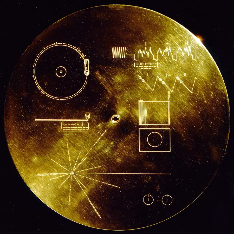 Disque doré couvert de schémas gravés : une pulsation, des cercles, une carte de pulsars.