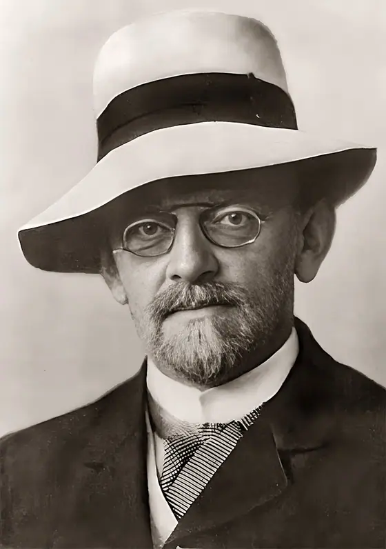 Photographie ancienne d'un homme à barbiche portant un chapeau.