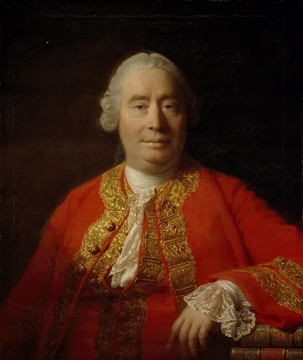 Portrait peint : David Hume, visage rond et perruque poudrée, en habit rouge brodé d'or.