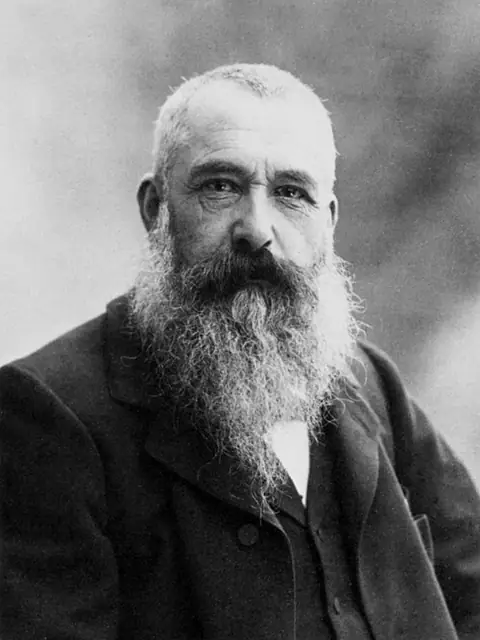 Photographie : Claude Monet, longue barbe blanche, regarde l'objectif.