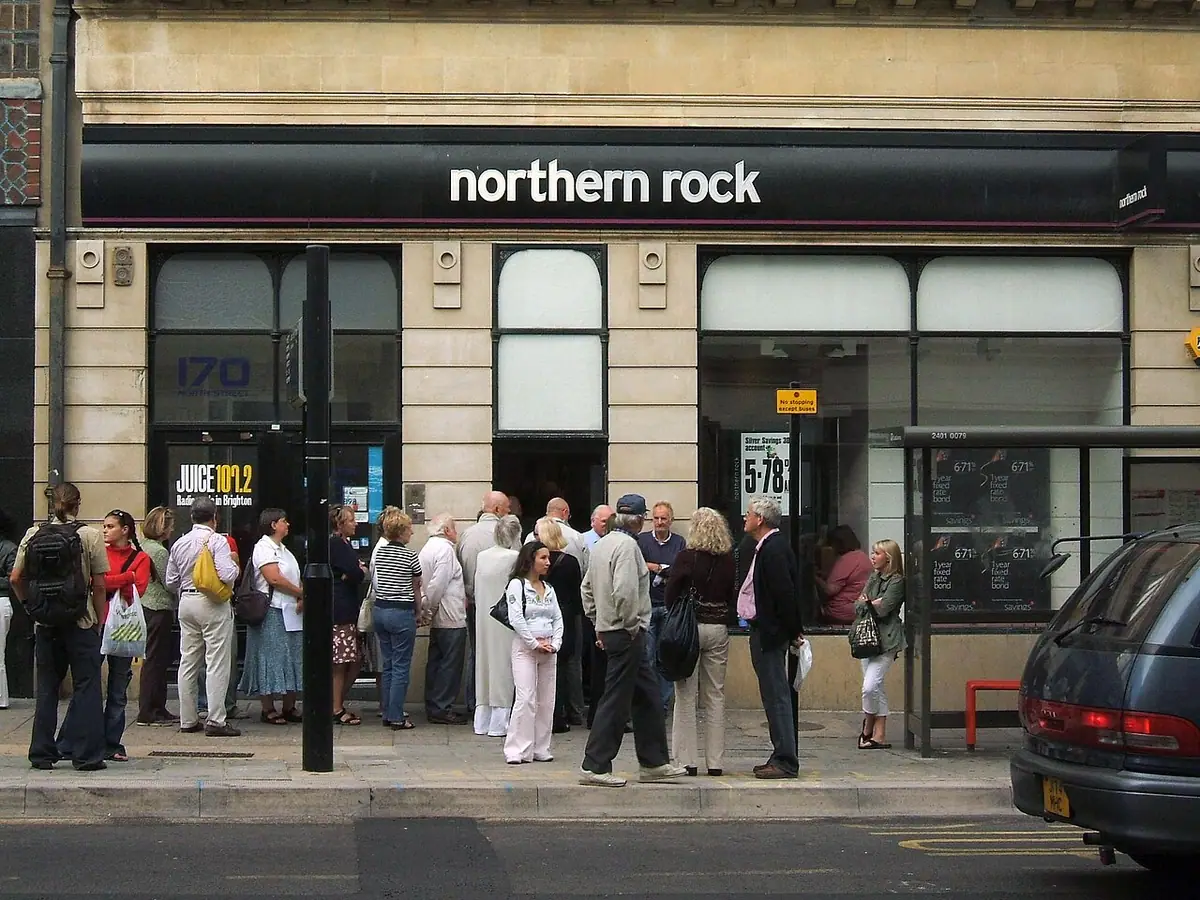Photographie : une longue file de clients attend sur le trottoir devant une agence de la banque Northern Rock.