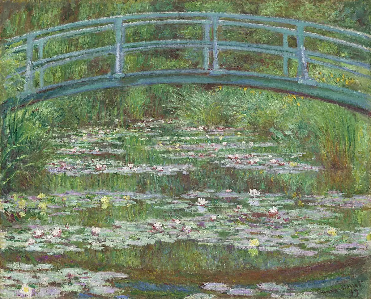 Tableau : un pont japonais vert enjambe un bassin couvert de nymphéas, dans une lumière claire et fraîche.