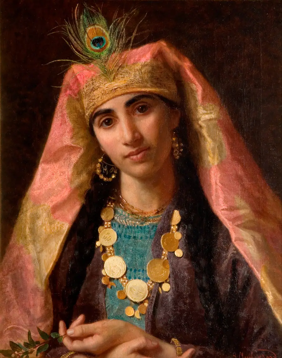 Tableau : une jeune femme au regard calme, coiffée d'un turban orné d'une plume de paon et parée de pièces d'or, les mains jointes.