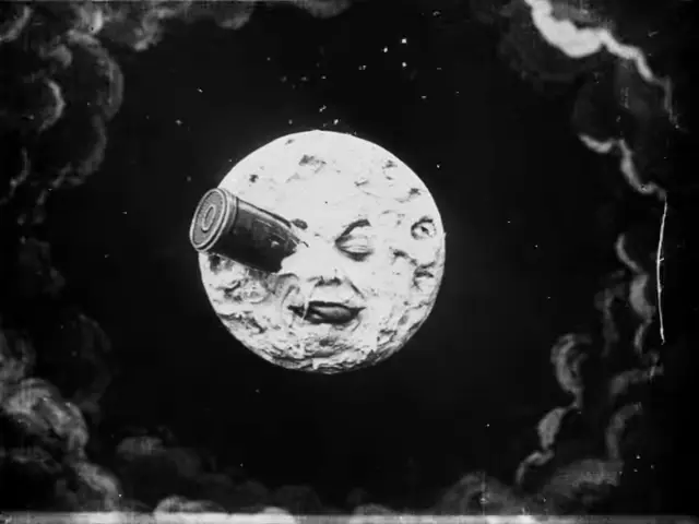Film muet en noir et blanc : un canon géant tire un obus vers le ciel ; la Lune, au visage humain, grossit jusqu'à recevoir l'obus en plein œil et grimacer.